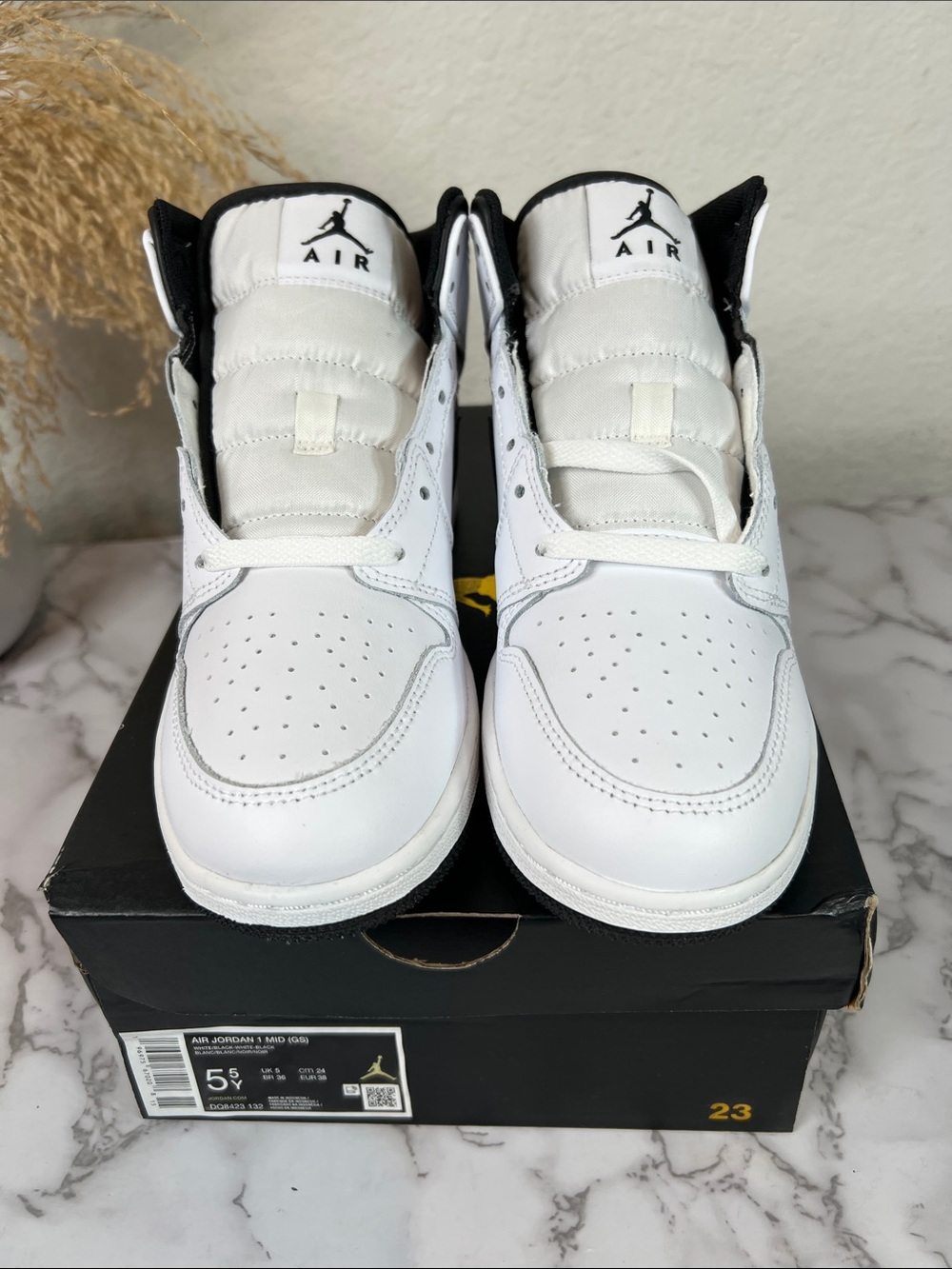 Air Jordan 1 Mid (GS) Size 5.5 YOUTH = Size 7 Women’s - Picture 3 of 12
